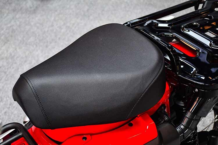 Đầu xe nổi bật với thiết kế đèn pha dạng tròn, tích hợp viền đèn LED, cụm đồng hồ hiển thị thông số tích hợp màn hình LCD tròn. Cặp phuộc trước hành trình 43 inch bọc cao su mang đậm phong cách cổ điển. Honda CT125 sở hữu phong cách đậm chất chơi với kiểu thiết kế ống xả đặt cao, dọc theo thân xe.