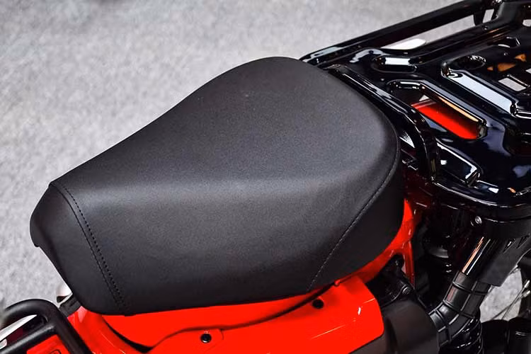 Đầu xe nổi bật với thiết kế đèn pha dạng tròn, tích hợp viền đèn LED, cụm đồng hồ hiển thị thông số tích hợp màn hình LCD tròn. Cặp phuộc trước hành trình 43 inch bọc cao su mang đậm phong cách cổ điển. Honda CT125 sở hữu phong cách đậm chất chơi với kiểu thiết kế ống xả đặt cao, dọc theo thân xe.