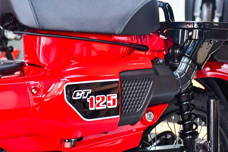 Honda CT125 2023 mới sản xuất tại Thái Lan có số đo dài, rộng, cao tương ứng 1.961 x 805 x 1.085 (mm), khoảng sáng gầm 165 mm và chiều cao yên 800 mm. Bình nhiên liệu có dung tích 5,4 lít, trọng lượng xe 118 kg. 