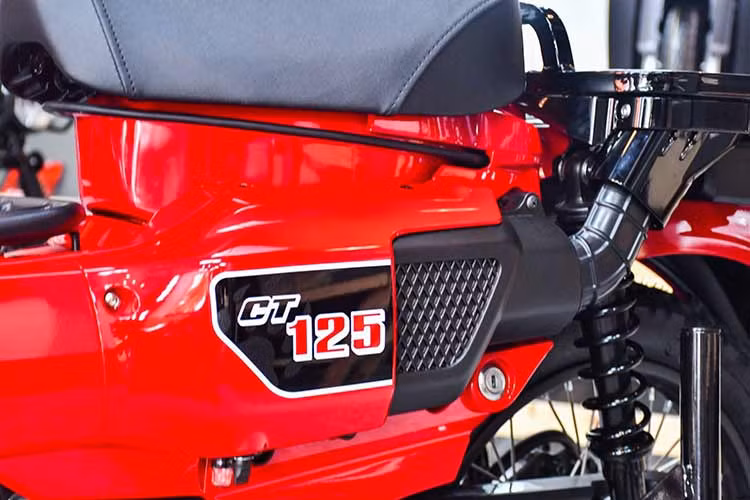 Honda CT125 2023 mới sản xuất tại Thái Lan có số đo dài, rộng, cao tương ứng 1.961 x 805 x 1.085 (mm), khoảng sáng gầm 165 mm và chiều cao yên 800 mm. Bình nhiên liệu có dung tích 5,4 lít, trọng lượng xe 118 kg. 