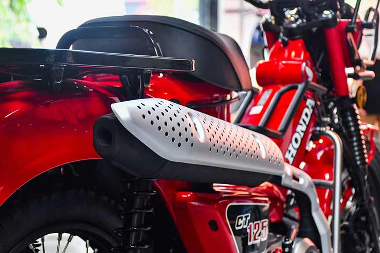 Cả hai bánh trước và sau của Honda CT125 2023 đều dùng mâm nan hoa, kích thước 17 inch kết hợp bộ lốp cỡ 80/90-17M và hệ thống phanh đĩa, trong đó phanh trước tích hợp hệ thống chống bó cứng phanh ABS.