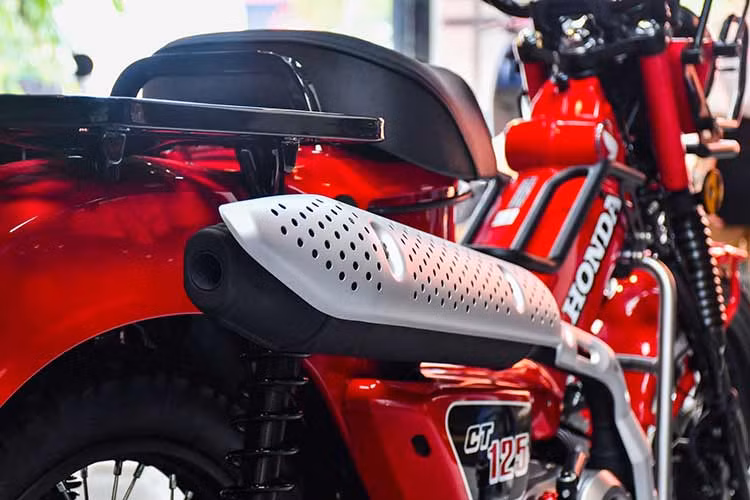 Cả hai bánh trước và sau của Honda CT125 2023 đều dùng mâm nan hoa, kích thước 17 inch kết hợp bộ lốp cỡ 80/90-17M và hệ thống phanh đĩa, trong đó phanh trước tích hợp hệ thống chống bó cứng phanh ABS.