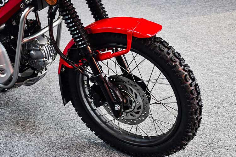 Tương tự như "người anh em" Honda Super Cub C125, phần yên xe CT125 chia thành 2 phần. Phần yên dành cho người lái rộng và có bọc da. Trong khi yên sau làm bằng ống thép, khá rộng có thể chở được nhiều hàng hóa.