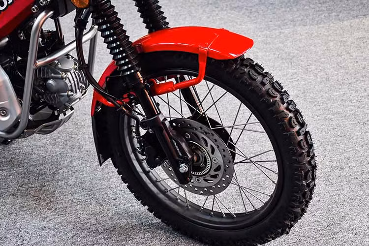 Tương tự như "người anh em" Honda Super Cub C125, phần yên xe CT125 chia thành 2 phần. Phần yên dành cho người lái rộng và có bọc da. Trong khi yên sau làm bằng ống thép, khá rộng có thể chở được nhiều hàng hóa.