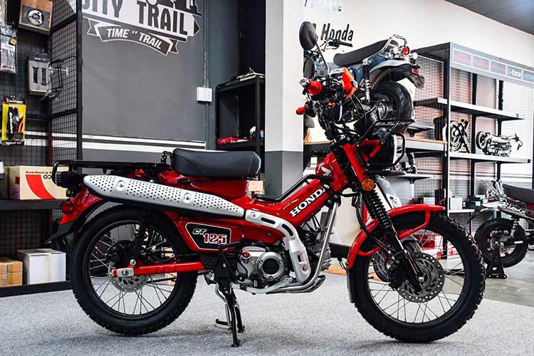 Theo các cửa hàng kinh doanh xe máy nhập khẩu tư nhân, các mẫu xe máy nhập khẩu từ Thái Lan ngoài thuế nhập khẩu khi vào Việt Nam, còn phải chịu thuế phí… Tuy nhiên, giới kinh doanh cũng dựa vào tâm lý chuộng xe máy Thái Lan của người Việt để đẩy giá bán kiếm lời, đây cũng là nguyên nhân khiến giá bán Honda CT125 tại Việt Nam chênh cao hơn rất nhiều lần so với giá trị thực tế. 