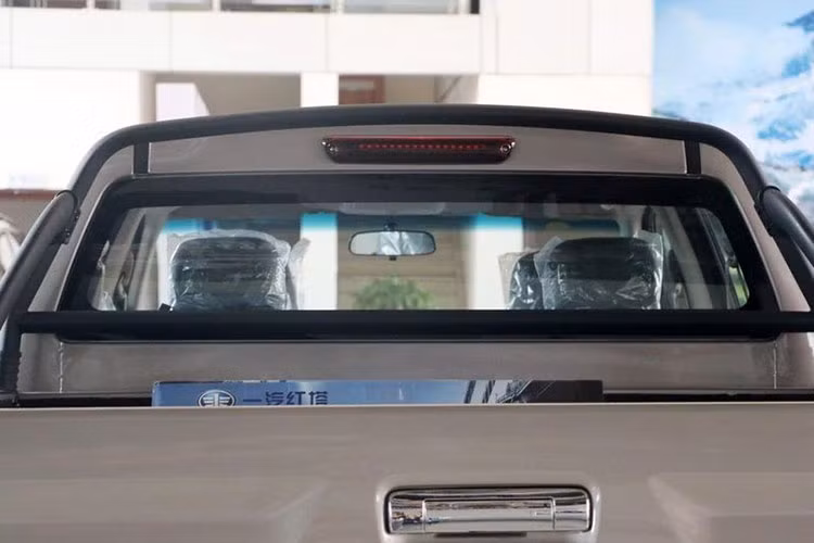 Các khách hàng cũng sẽ có thêm lựa chọn phiên bản xe có chiều dài cơ sở thông thường hoặc kéo dài. Trong đó, Hongta T340 bản thông thường có kích thước chiều dài tổng thể 5.330 mm, chiều rộng 1.880 mm, chiều cao 1.825 mm và chiều dài cơ sở là 3.095 mm.