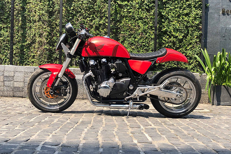 Được biết, đây là chiếc môtô phân khối lớn Honda CB1100 phiên bản 2013. từ trước đến nay, đa phần chiếc xe này thường được các chủ nhân làm mới dưới cấu hình cafe racer hay tracker hoặc pha trộn các chi tiết những vẫn đậm chất cổ điển. Tuy nhiên trong lần làm mới này, garage motor Tự Thanh Đa đã đem đến phong cách Racer Bob mới lạ.