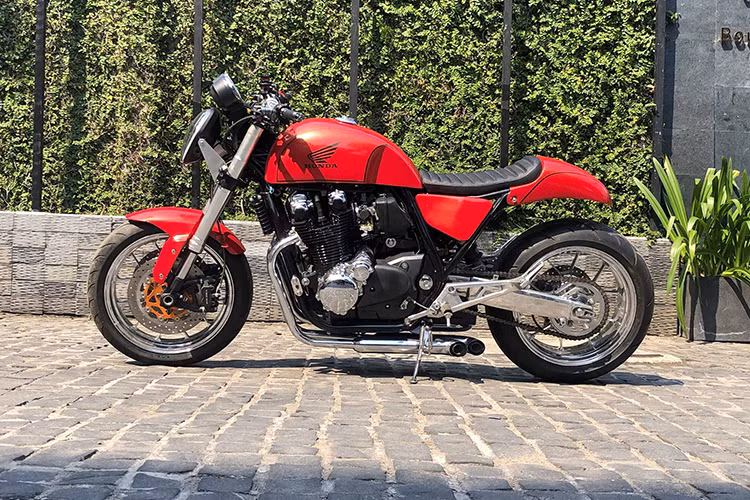 Được biết, đây là chiếc môtô phân khối lớn Honda CB1100 phiên bản 2013. từ trước đến nay, đa phần chiếc xe này thường được các chủ nhân làm mới dưới cấu hình cafe racer hay tracker hoặc pha trộn các chi tiết những vẫn đậm chất cổ điển. Tuy nhiên trong lần làm mới này, garage motor Tự Thanh Đa đã đem đến phong cách Racer Bob mới lạ.