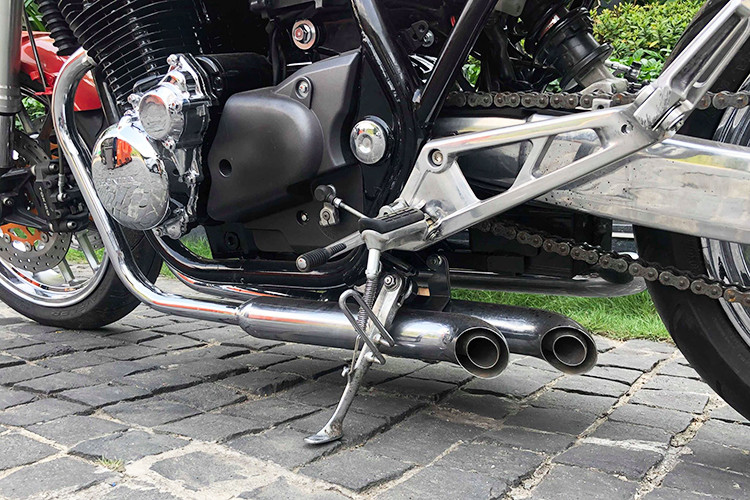 Phía sau của xe, cụm đèn hậu gần như đã bị loại bỏ. Hệ thống ống xả nguyên bản được thay bằng loại "hàng thửa riêng" với 4 đầu ra chia cho hai bên đút dưới gầm và được mạ crom sáng bóng kiểu rất lạ. 