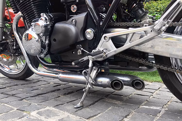 Phía sau của xe, cụm đèn hậu gần như đã bị loại bỏ. Hệ thống ống xả nguyên bản được thay bằng loại "hàng thửa riêng" với 4 đầu ra chia cho hai bên đút dưới gầm và được mạ crom sáng bóng kiểu rất lạ. 