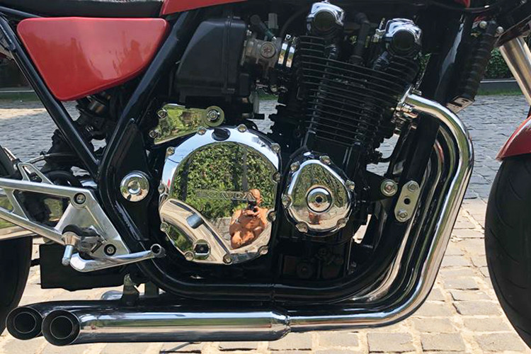 Honda CB1100 được trang bị khối động cơ DOHC 4 xy-lanh thẳng hàng, dung tích 1.140 cc, sản sinh công suất 88 mã lực tại 7.500 vòng/phút và mô-men xoắn cực đại 93 Nm tại 5.000 vòng/phút. Xe sở hữu hệ thống khung gầm dạng đôi làm bằng thép ống và công nghệ ly hợp đa phiến dạng ướt.