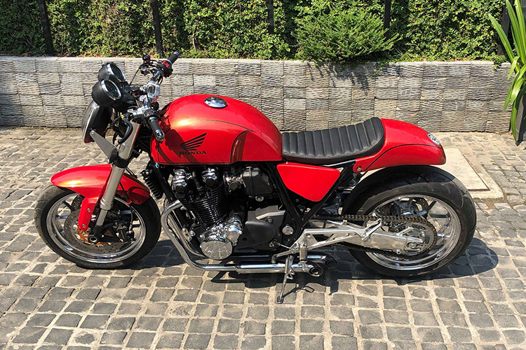 Thiết kế bình xăng lớn nguyên bản đã được các tay thợ độ xe máy ở Sài Gòn gò mới thon hơn và nhỏ hơn. Yên xe được làm thủ công dạng solo, thêm vào đó là ốp đuôi cùng tông màu thân xe mang đậm cá tính.