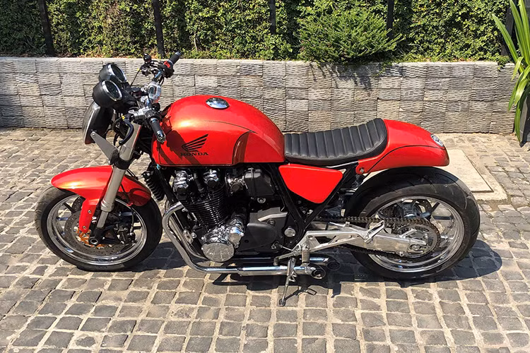 Thiết kế bình xăng lớn nguyên bản đã được các tay thợ độ xe máy ở Sài Gòn gò mới thon hơn và nhỏ hơn. Yên xe được làm thủ công dạng solo, thêm vào đó là ốp đuôi cùng tông màu thân xe mang đậm cá tính.