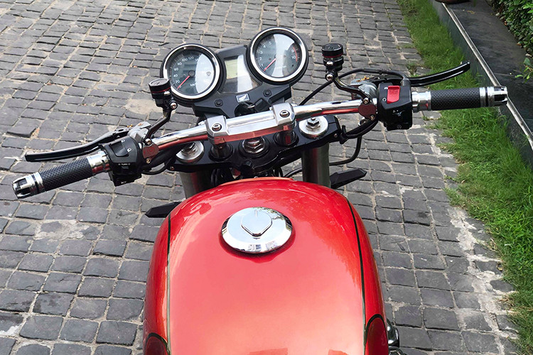 Phần tay lái nguyên bản của xe đã bị loại bỏ, thay vào đó là tay lái ngang thường thất ở những chiếc xe máy độ phong cách bobber - với cụm tay lái này, chiếc xe khá lạ nhưng cũng dễ sử dụng khi chạy đường trường. Cụm đồng hồ của xe không thay đổi so với nguyên bản trước đây.