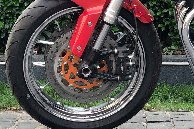 Dàn chân trước của xe lực lưỡng với giảm sóc dạng usd của chiếc siêu naked-bike Kawasaki z1000. Cặp mâm xe được làm mới từ chiếc Aprila 1000cc, thay vì bánh zin của xe nhỏ hơn - các tay thợ độ Sài Gòn đã thay đổi lên 120 inch cho bánh trước và bánh sau 200 inch khá lớn và mạnh mẽ.