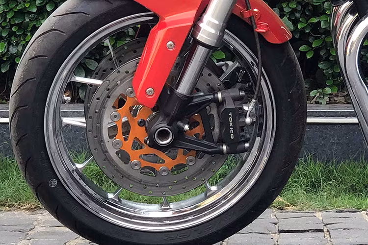 Dàn chân trước của xe lực lưỡng với giảm sóc dạng usd của chiếc siêu naked-bike Kawasaki z1000. Cặp mâm xe được làm mới từ chiếc Aprila 1000cc, thay vì bánh zin của xe nhỏ hơn - các tay thợ độ Sài Gòn đã thay đổi lên 120 inch cho bánh trước và bánh sau 200 inch khá lớn và mạnh mẽ.