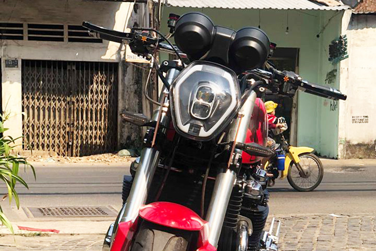 Về ngoại hình của CB1100, xưởng độ xe máy đình đám tại Sài Gòn đã khéo léo kết hợp hài hòa những chi tiết cũ và mới với nhau, đáng chú ý là việc kết hợp này tạo cho chiếc xe một chất riêng độc đáo. Cụ thể phần đầu xe đã được thay mới bằng đèn dạng led lục giác mang phong cách của mẫu Power cruise Ducati X Diavel.