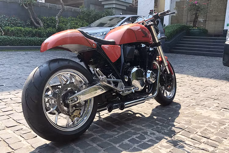 Về tổng thể, khi đã qua bàn tay của thợ độ xe máy Sài Gòn, chiếc naked-bike Honda CB1100 ABS phiên bản 2013 trong bài viết này của dân chơi Thanh Hoá đã trở nên độc đáo hơn, mang một sức hút mới nhưng lại không làm mất đi vẻ đẹp cổ điển vốn có của dòng CB huyền thoại.