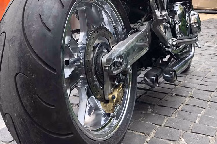 Thay vì phuộc sau xài phuộc đôi thì chiếc Honda CB100 đời 2013 độ này đã được thay đổi lại phuộc đơn dạng monoshock. Phanh đĩa trước dạng đôi lớn của thương hiệu Tokico, phanh sau dạng đĩa đơn và đều được trang bị hệ thống chống bó cứng phanh ABS an toàn.