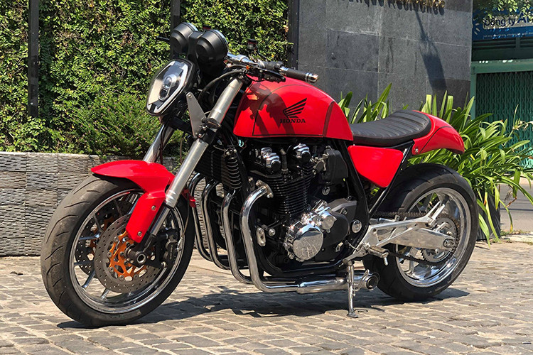 Tại thị trường Việt Nam mẫu xe Honda CB1100 này hiện đã có những phiên bản mới nhất đang được một số đại lý tư nhân nhập khẩu nguyên chiếc bán ra theo dạng không chính hãng và treo giá khoảng 19.500 USD (tương đương 435 triệu đồng). Chi phí độ của mẫu xe này hiện không được Garage môtô Tự Thanh Đa tiết lộ.