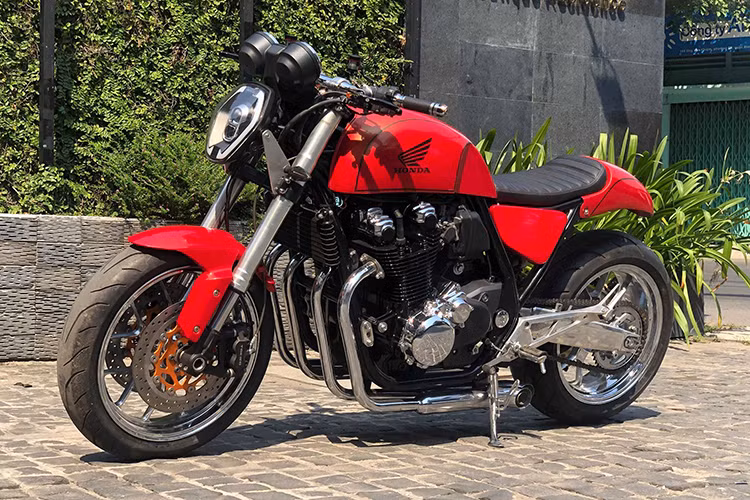 Tại thị trường Việt Nam mẫu xe Honda CB1100 này hiện đã có những phiên bản mới nhất đang được một số đại lý tư nhân nhập khẩu nguyên chiếc bán ra theo dạng không chính hãng và treo giá khoảng 19.500 USD (tương đương 435 triệu đồng). Chi phí độ của mẫu xe này hiện không được Garage môtô Tự Thanh Đa tiết lộ.