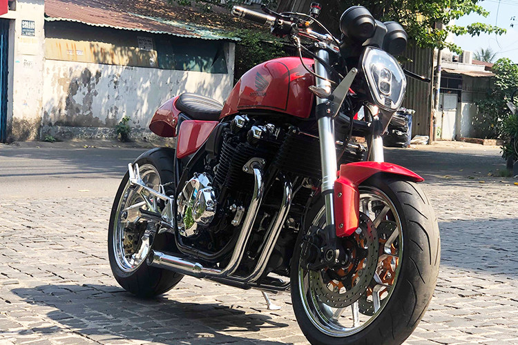 Kể từ khi xuất hiện trên thị trường, mẫu xe môtô Honda CB1100 được nhà sản xuất đình đám Nhật Bản định hình là mẫu naked-bike mang xu hướng hoài cổ. Tuy nhiên, độ hoài cổ đó vẫn chưa thỏa mãn một biker đến từ Thanh Hoá và anh đã nhờ tới Garage motor Tự Thanh Đa tại TP HCM làm mới lại chiếc xe của mình theo phong cách riêng.