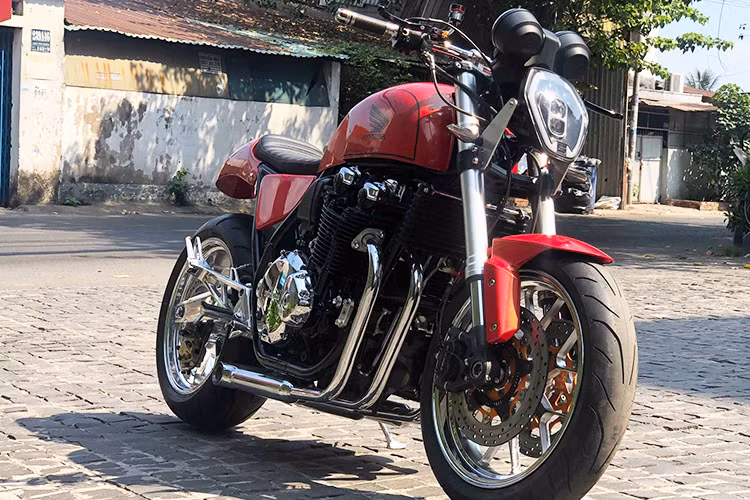 Kể từ khi xuất hiện trên thị trường, mẫu xe môtô Honda CB1100 được nhà sản xuất đình đám Nhật Bản định hình là mẫu naked-bike mang xu hướng hoài cổ. Tuy nhiên, độ hoài cổ đó vẫn chưa thỏa mãn một biker đến từ Thanh Hoá và anh đã nhờ tới Garage motor Tự Thanh Đa tại TP HCM làm mới lại chiếc xe của mình theo phong cách riêng.