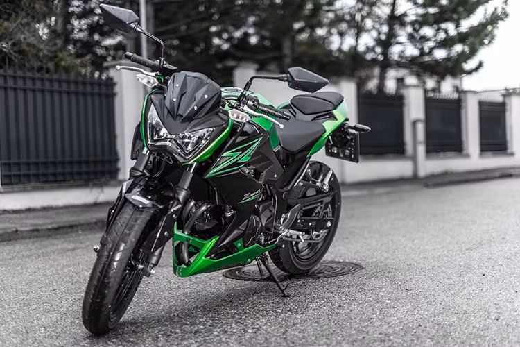 Ngay sau đó, thông tin trên bất ngờ bị gỡ bỏ và một đại lý của Kawasaki tại TP HCM đã xác nhận mọi thông tin về giá bán của Z300 tới nay chưa hề được cung cấp ra bên ngoài. Thậm chí, thời điểm ra mắt xe còn chưa được ấn định.