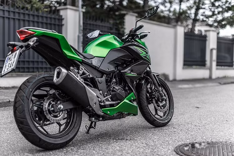 Điều kỳ lạ là việc "chơi chiêu" bán ra mẫu naked-bike Z300 này khá giống với người anh em Ninja 300 cùng hãng với giá 149 triệu đồng thời gian qua (đặc biệt cùng một đại lý Maxmoto tại TP HCM).