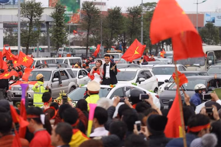 Được biết, đây là đoàn rước dâu trên phố Hà Nội do cùng tuyến đường nên đã lưu thông qua khu vực chờ của hàng ngàn cổ động viên và bị "mắc kẹt", không thể di chuyển khi dòng người liên tục đổ về từ nhiều phía.