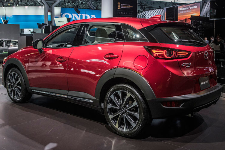 Trên mẫu xe này, khác biệt lớn nhất của nó so với "đàn anh" CX-5 chính là vòm mui được thiết thuôn dài thấp về phía sau, kết thúc ở phần đuôi với đèn hậu mang phong cách của Mazda 6. Chiều rộng và khoảng cách giữa hai bánh xe vẫn không thay đổi, đạt 1840 m và 2700 mm.