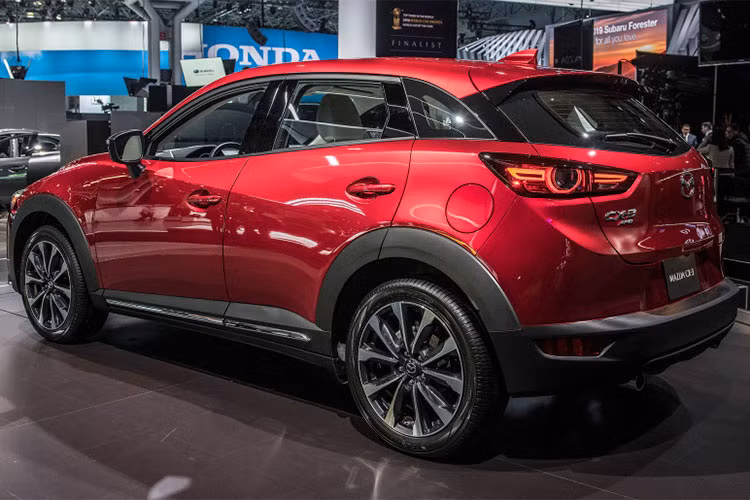 Trên mẫu xe này, khác biệt lớn nhất của nó so với "đàn anh" CX-5 chính là vòm mui được thiết thuôn dài thấp về phía sau, kết thúc ở phần đuôi với đèn hậu mang phong cách của Mazda 6. Chiều rộng và khoảng cách giữa hai bánh xe vẫn không thay đổi, đạt 1840 m và 2700 mm.