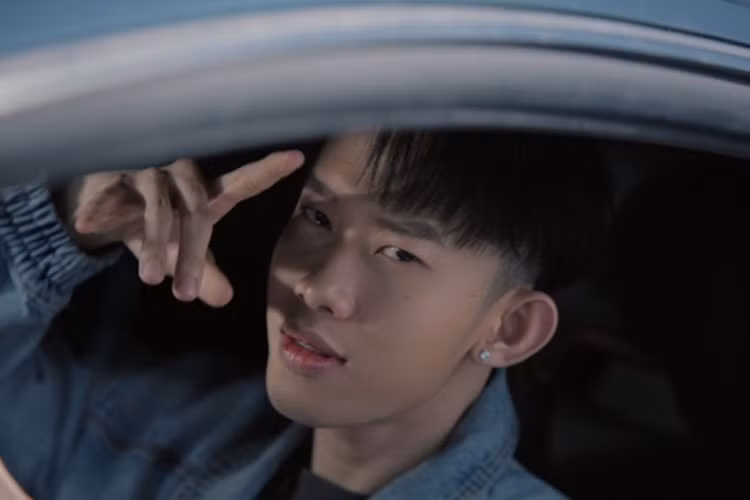 Chiếc siêu xe Lamborghini Huracan LP580-2 xuất hiện trong MV của Kay Trần rất nổi tiếng khi liên tục ra Bắc rồi lại vào Nam để tìm kiếm khách hàng. Nguyên bản xe có màu sơn đỏ nhưng đã được dán đổi màu xanh Baby Blue.