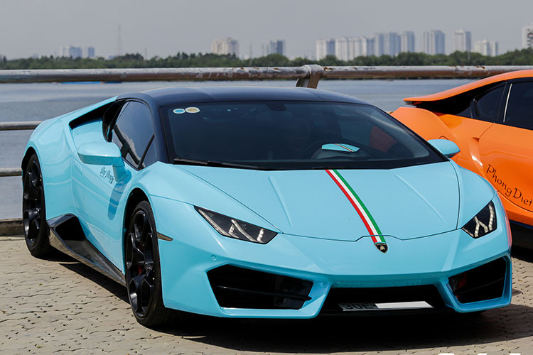 Lamborghini Huracan LP580-2 thuộc phiên bản dẫn động cầu sau với sự khác biệt so với bản dẫn động 4 bánh nằm ở thanh chia gió ở 2 hốc gió trước, cản sau sửa đổi thiết kế. Mức giá xe Lamborghini Huracan LP580-2 cũng rẻ hơn so với những người anh em "bò Huracan" khác.