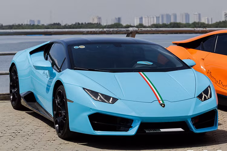 Lamborghini Huracan LP580-2 thuộc phiên bản dẫn động cầu sau với sự khác biệt so với bản dẫn động 4 bánh nằm ở thanh chia gió ở 2 hốc gió trước, cản sau sửa đổi thiết kế. Mức giá xe Lamborghini Huracan LP580-2 cũng rẻ hơn so với những người anh em "bò Huracan" khác.