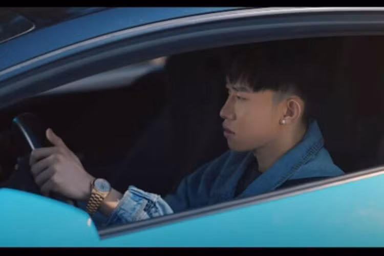 Ngoài ra, đây còn là 1 trong 2 chiếc siêu xe Lamborghini Huracan LP580-2 có mặt tại Việt Nam nên đội ngũ của Sơn Tùng M-TP rất biết chọn xe để quay MV. 