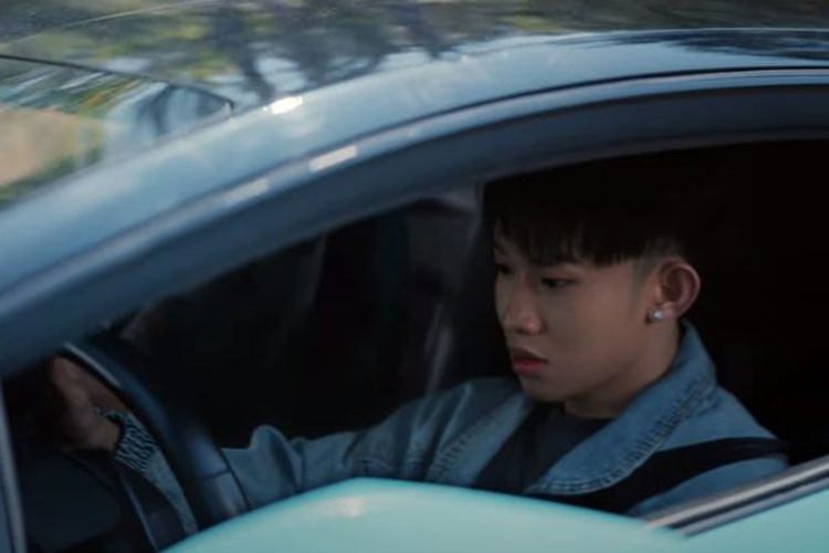 Số tiền để thuê chiếc Lamborghini Huracan 20 tỷ đồng phiên bản LP580-2 này có thể khiến không ít người "há hốc mồm" vì sự chịu chơi của Sơn Tùng M-TP khi thuê 1 chiếc xe đắt tiền để đóng MV cho ca sĩ của công ty.