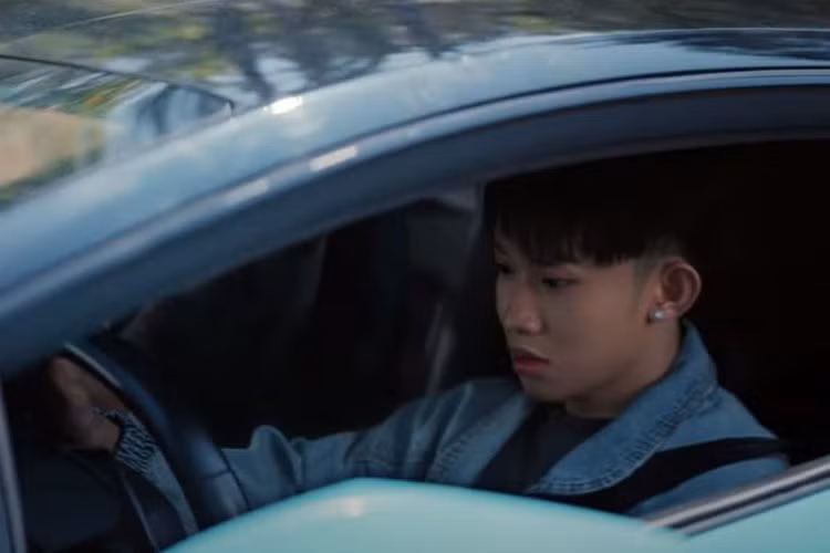 Số tiền để thuê chiếc Lamborghini Huracan 20 tỷ đồng phiên bản LP580-2 này có thể khiến không ít người "há hốc mồm" vì sự chịu chơi của Sơn Tùng M-TP khi thuê 1 chiếc xe đắt tiền để đóng MV cho ca sĩ của công ty.