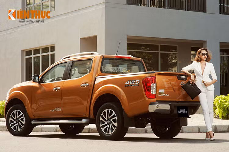 Về ngoại hình, mẫu xe này kế thừa những đặc trưng vốn có của dòng bán tải truyền thống. Đó là những nét thiết kế mạnh mẽ, góc cạnh, gầm cao phù hợp với mọi loại địa hình. 