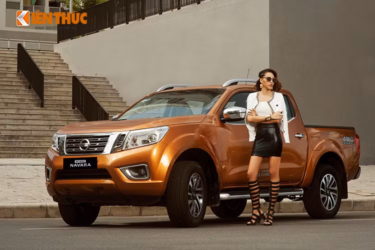 Phần đầu xe nổi bật với mô típ chữ V đặc trưng của Nissan bắt nguồn từ lưới tản nhiệt vuốt ngược lên nắp capo và chạy dọc đến chắn bùn phía trước. Cụm đèn pha hình boomerang với dải đèn LED chạy ban ngày, cùng đèn pha dạng projector cũng là một điểm nhấn cho xe.