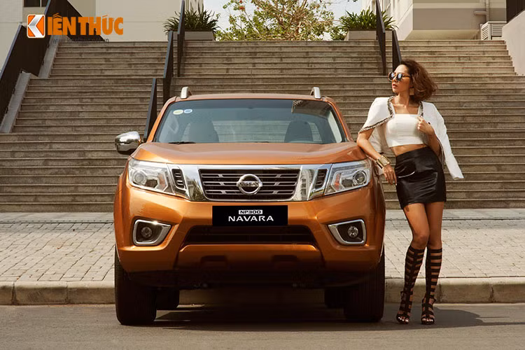 Phiên bản NP300 Navara EL mới được Nissan Việt Nam nhập khẩu nguyên chiếc từ Thái Lan với 5 màu: Vàng sa mạc, Nâu đậm, Xám, Bạc và Trắng ngọc trai. Với mức giá 649.000.000 VND (đã bao gồm 10% VAT), bảo hành 3 năm hoặc 100.000km (tùy điều kiện nào đến trước).