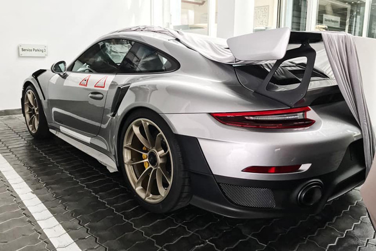 Chiếc siêu xe Porsche 911 GT2 RS được vận chuyển từ TP HCM ra Hà Nội bằng xe lồng chuyên dụng. Ngoại thất xe được bọc đề-can bảo vệ toàn thân và chỉ để lộ ra bộ vành cá tính. Sau khi có mặt tại showroom mới của hãng tại Hà Nội, siêu xe này nhanh chóng được bóc lớp đề-can bảo vệ để lộ hoàn toàn những chi tiết đầy mạnh mẽ.