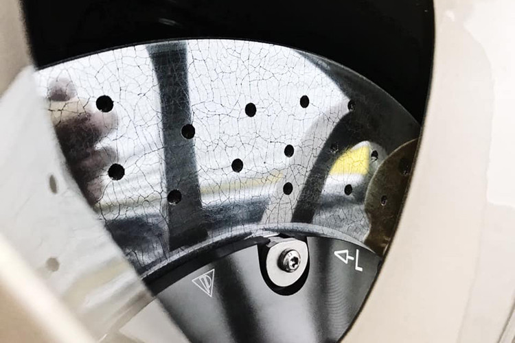 911 GT2 RS 2018 được hãng siêu xe Porsche trang bị hệ thống phanh kết hợp giữa chất liệu carbon và gốm ceramic được làm mát thông qua hai khe nằm trên nắp ca-pô. Để có được trọng lượng chỉ 1.470 kg Porsche sử dụng nhiều chi tiết được làm từ những vạt liẹu siêu bền và nhẹ.