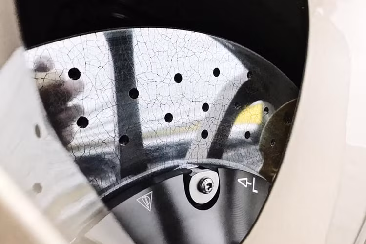 911 GT2 RS 2018 được hãng siêu xe Porsche trang bị hệ thống phanh kết hợp giữa chất liệu carbon và gốm ceramic được làm mát thông qua hai khe nằm trên nắp ca-pô. Để có được trọng lượng chỉ 1.470 kg Porsche sử dụng nhiều chi tiết được làm từ những vạt liẹu siêu bền và nhẹ.