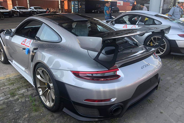 Porsche 911 GT2 RS 2018 được mệnh danh là chiếc 911 mạnh nhất trong lịch sử nhà Porsche, xe sở hữu khối động cơ Boxer 6 xi-lanh, tăng áp kép, dung tích 3,8 lít, sản sinh công suất tối đa lên đến 700 mã lực và mô-men xoắn cực đại đạt 750 Nm. Khác với chiếc Porsche 911 GT3 2018 độc nhất Việt Nam, xe chỉ có độc nhất một loại hộp số là PDK tự động 7 cấp.