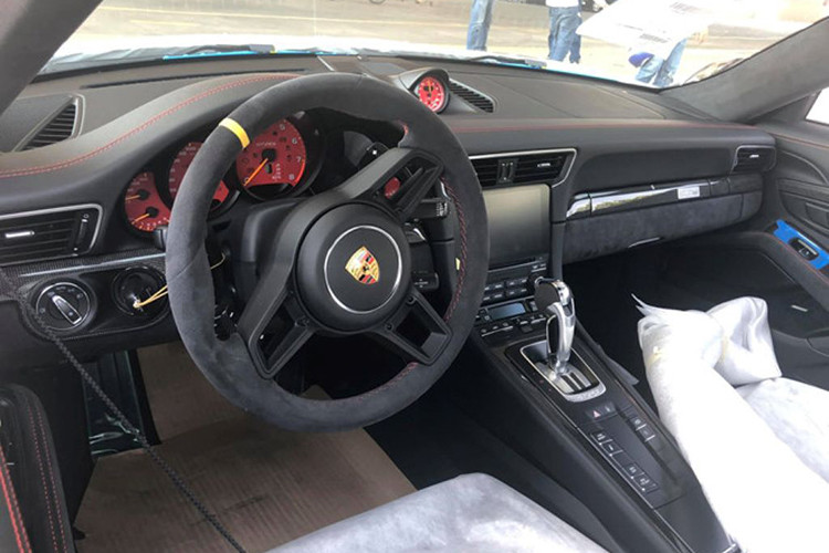 Bên trong phiên bản 911 GT2 RS thiết kế chủ đạo với da Alcantara màu đỏ, da đen và các chi tiết trong khoang nội thất đều được làm bằng sợi cacbon trang bị tiêu chuẩn. Tay lái GT2 RS thể thao với lẫy chuyển số cho phép sang số thể thao và nhanh chóng. Người lái và hành khách đều trải nghiệm được tính lái năng động của mẫu xe thể thao hiệu suất cao này với hệ thống ghế ngồi thể thao bằng carbon.