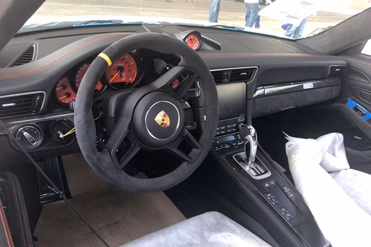 Bên trong phiên bản 911 GT2 RS thiết kế chủ đạo với da Alcantara màu đỏ, da đen và các chi tiết trong khoang nội thất đều được làm bằng sợi cacbon trang bị tiêu chuẩn. Tay lái GT2 RS thể thao với lẫy chuyển số cho phép sang số thể thao và nhanh chóng. Người lái và hành khách đều trải nghiệm được tính lái năng động của mẫu xe thể thao hiệu suất cao này với hệ thống ghế ngồi thể thao bằng carbon.
