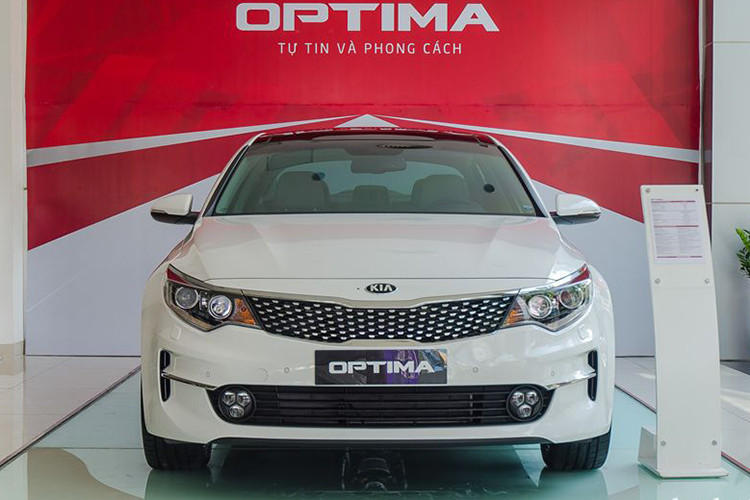 Dù có mức giá rẻ so với các xe trong phân khúc xe cỡ D nhưng Kia Optima vẫn thường xuyên lọt top xe ế nhất thị trường. Sang tháng 10/2018, mẫu sedan tiếp tục đứng thứ 3 với doanh số 9 xe, cộng dồn 10 tháng đạt 236 xe. Hiện tại, mẫu xe sedan Kia Optima đang bán ở Việt Nam với 3 phiên bản, giá từ 789 - 949 triệu đồng.