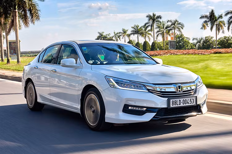 Mẫu xe sedan Honda Accord đứng chung phân khúc với Toyota Camry nhưng lại bị hắt hủi vì giá bán cao lại chỉ có duy nhất 1 phiên bản. Chiếc xe chỉ bán được 60 chiếc trong tháng 10 qua, nhỉnh hơn một chút so với thành tích 56 xe của tháng 9. Tổng 10 tháng, Camry bán ra 385 xe.