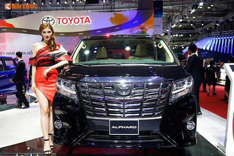 Trong tháng 10/2018, mẫu MPV hạng sang của Toyota đột ngột thay đổi phiên bản về Việt Nam và bán ra với giá 4,038 tỷ đồng. Mức giá mới của Alphard thậm chí còn đắt hơn 505 triệu so với thế hệ trước đó, khiến cho doanh số của mẫu xe sang càng thêm lẹt đẹt. Trong tháng qua, chiếc MPV chỉ bán được 2 xe, đóng góp vào thành tích cả năm là 6 xe.